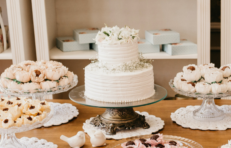 5 ideias de títulos para posts sobre bolos de casamento:
1. Tendências de Bolos de Casamento para 2026: O Que Esperar?
2. Minimalista vs. Rústico: Escolhendo o Estilo Perfeito para o Seu Bolo de Casamento
3. Sabores Inesquecíveis: Os Recheios Mais Populares para Bolos de Casamento
4. Guia Completo: Como Calcular o Tamanho e o Custo do Seu Bolo de Casamento
5. Inspiração de Bolos de Casamento: Designs Clássicos e Modernos para o Seu Grande Dia