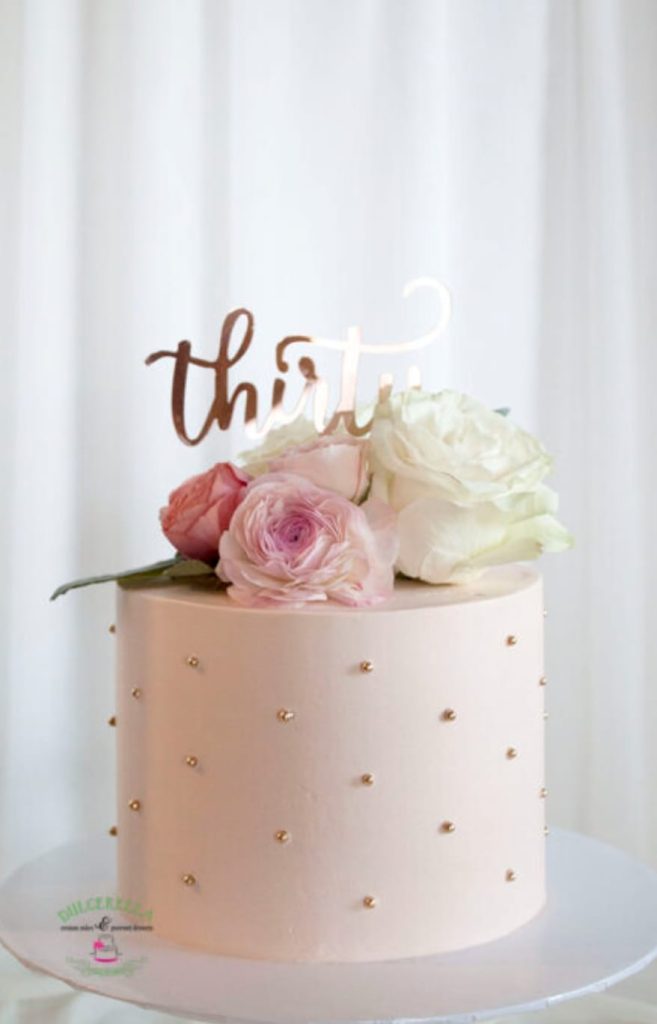 Além do Redondo: Explorando Formas Esculturais e Assimétricas em Bolos Decorados