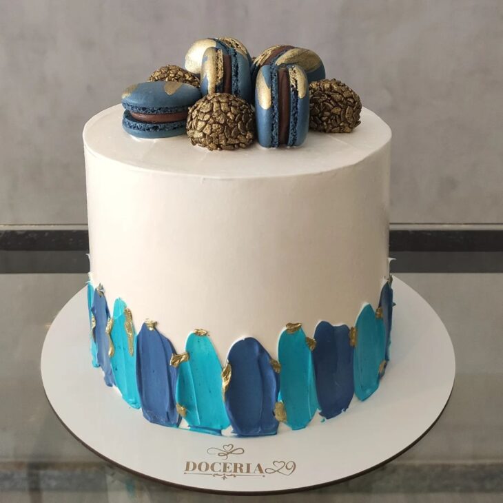 Inspirações de Bolos Abstratos com Flores Naturais e Folhas de Ouro para 2026