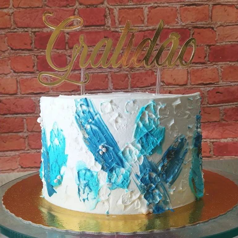 Além do Redondo: Explorando Formas Esculturais e Assimétricas em Bolos Decorados