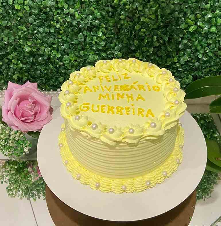 Inspirações de Bolos Amarelos para Aniversários Infantis