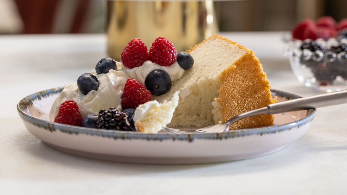 Decoração de bolo de anjo: tendências e técnicas