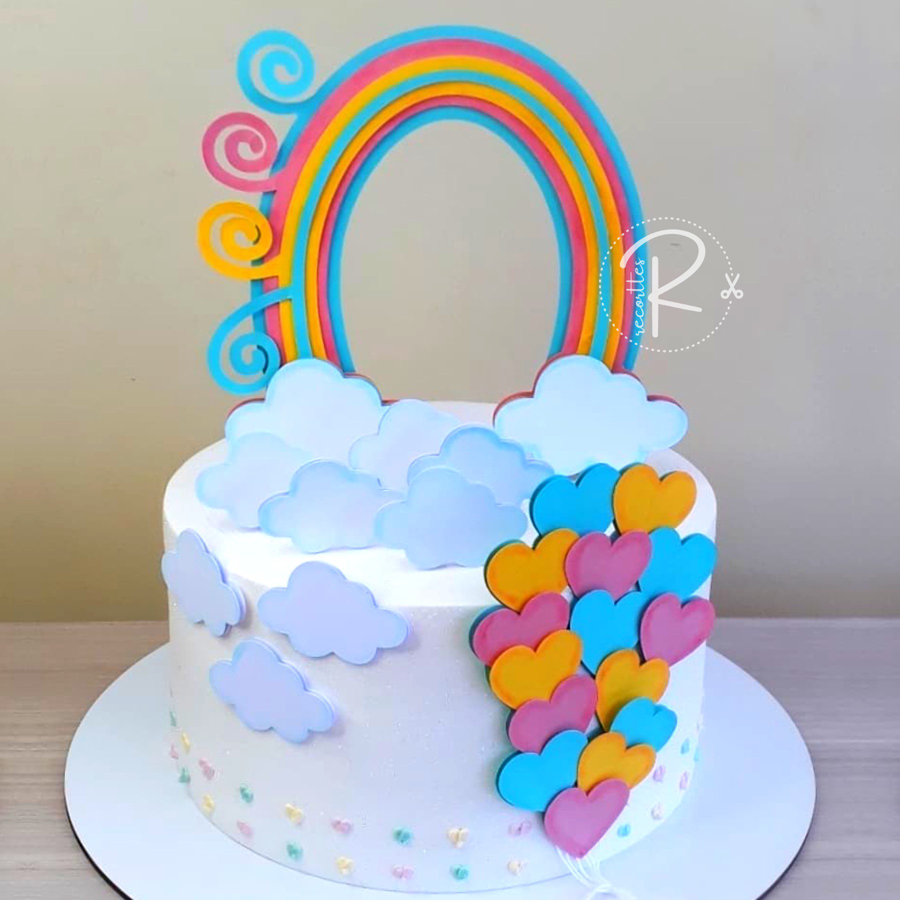 Inspirações de Bolos Arco-Íris para Mesversário e Festas Infantis