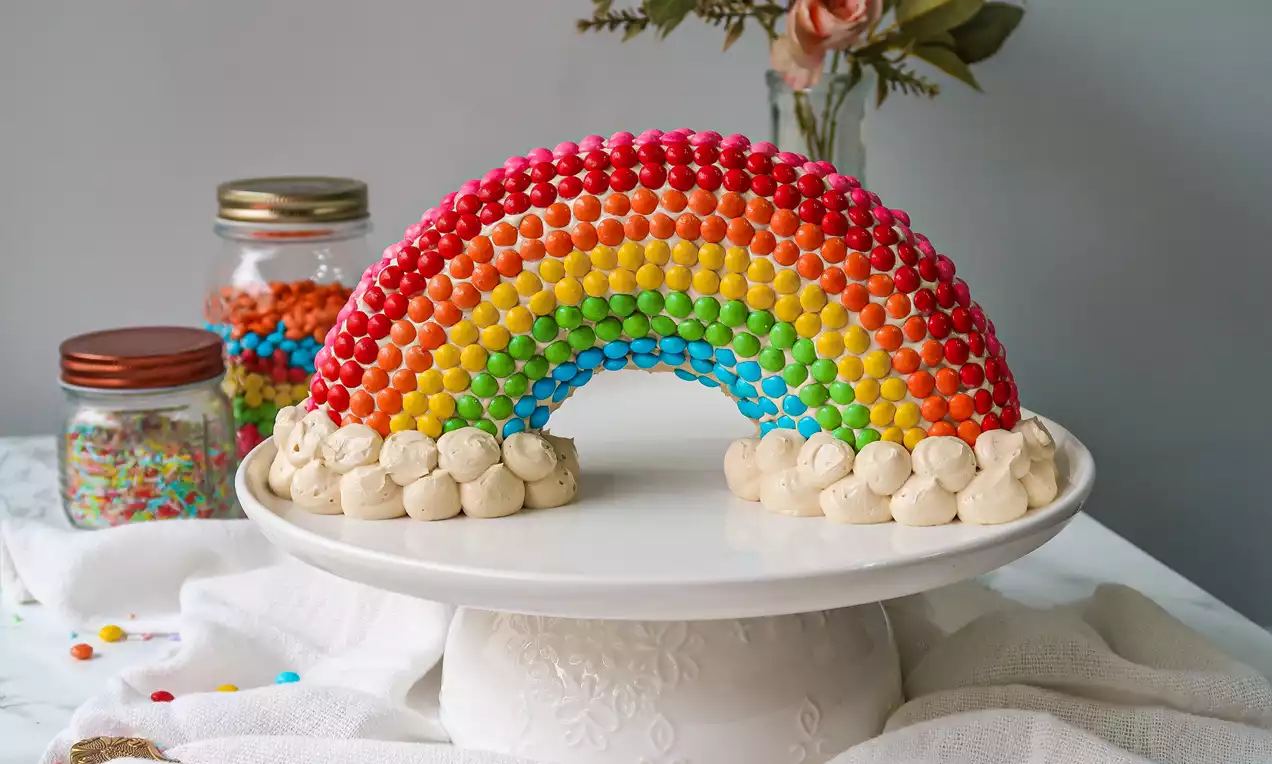 Tendência 2025: Bolos com Glitter e Efeito Aquarelado para Festas Mágicas