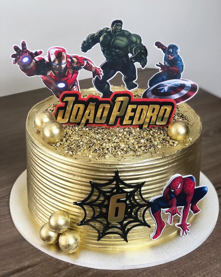 bolo vingadores simples