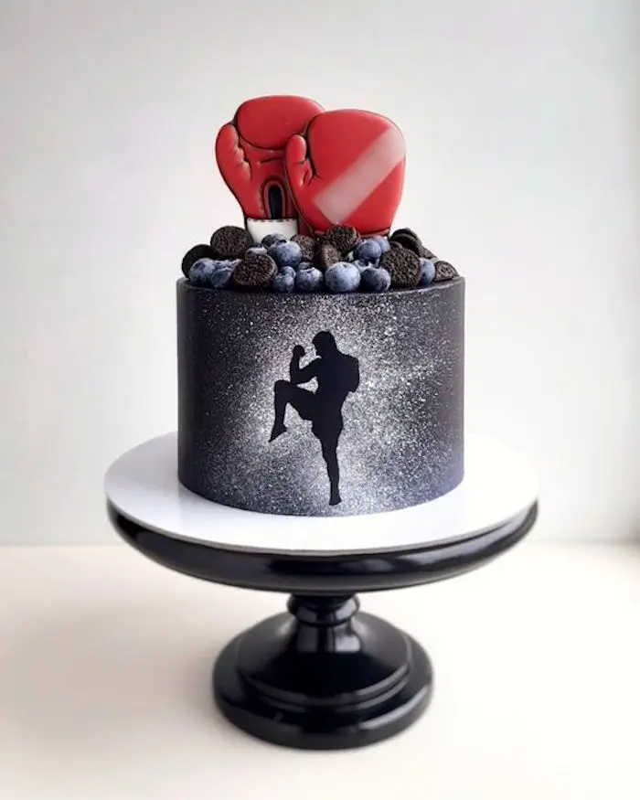 bolo de boxe com luvas