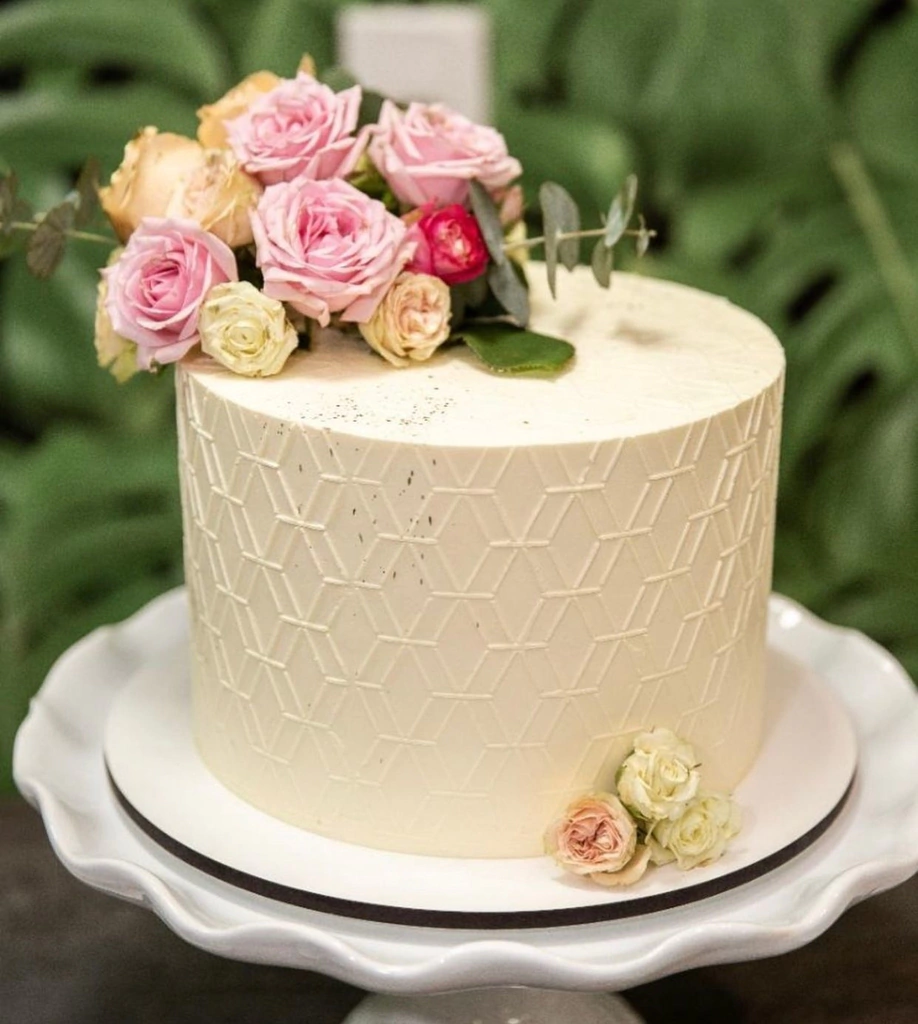 Inspirações de Bolos Geométricos para Casamentos Modernos