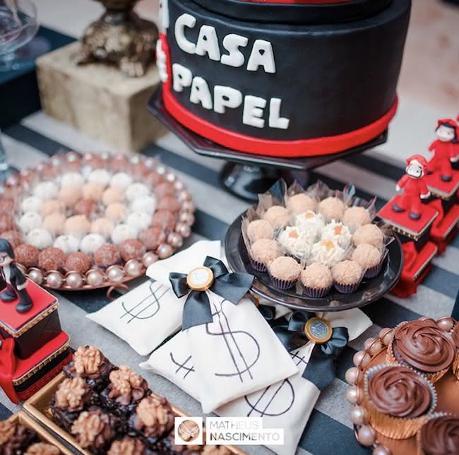 5 ideias de títulos:
1. Bolo La Casa de Papel: Guia Completo de Decoração e Inspiração
2. Como Fazer um Bolo Incrível com o Tema La Casa de Papel
3. Elementos Essenciais para um Bolo Temático de La Casa de Papel
4. Dicas de Personalização para Bolos de Aniversário La Casa de Papel
5. La Casa de Papel: Ideias Criativas para Bolos Fake e Confeitados