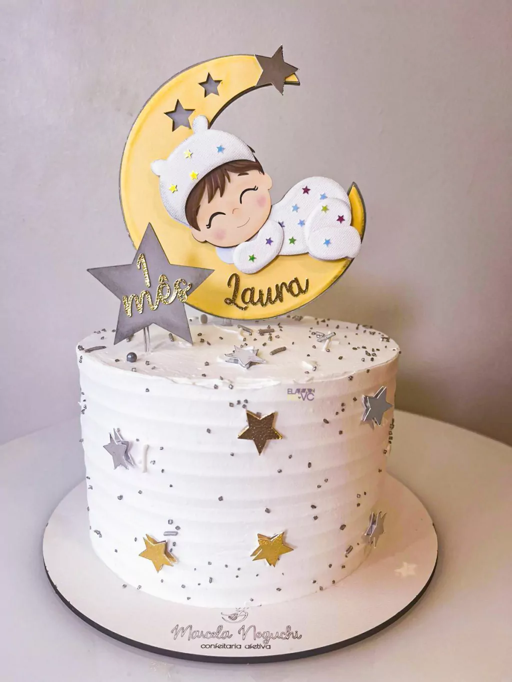 bolo lua com glitter comestível