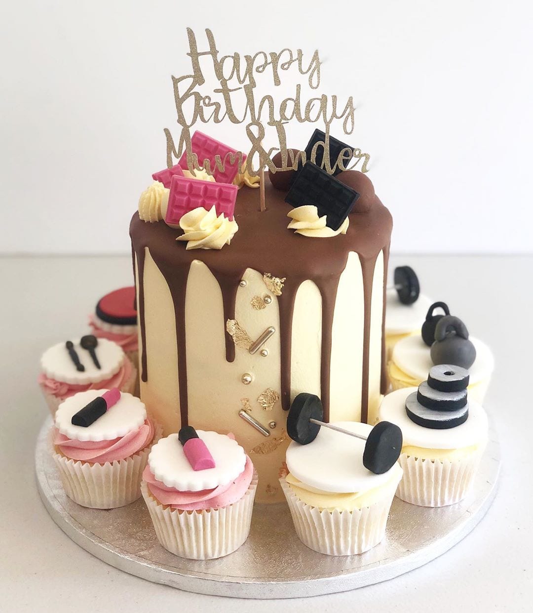 5 Ideias de Bolo Maquiagem para uma Festa Glamourosa
Como Criar um Bolo Maleta de Maquiagem Incrível
Chantininho vs. Pasta Americana: Qual o Melhor para seu Bolo de Maquiagem?
Tendências de Glow Cake para Festas Temáticas
Elementos Essenciais para um Bolo de Maquiagem Perfeito