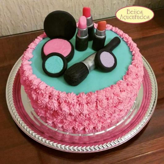 5 Ideias de Bolo Maquiagem para uma Festa Glamourosa
Como Criar um Bolo Maleta de Maquiagem Incrível
Chantininho vs. Pasta Americana: Qual o Melhor para seu Bolo de Maquiagem?
Tendências de Glow Cake para Festas Temáticas
Elementos Essenciais para um Bolo de Maquiagem Perfeito