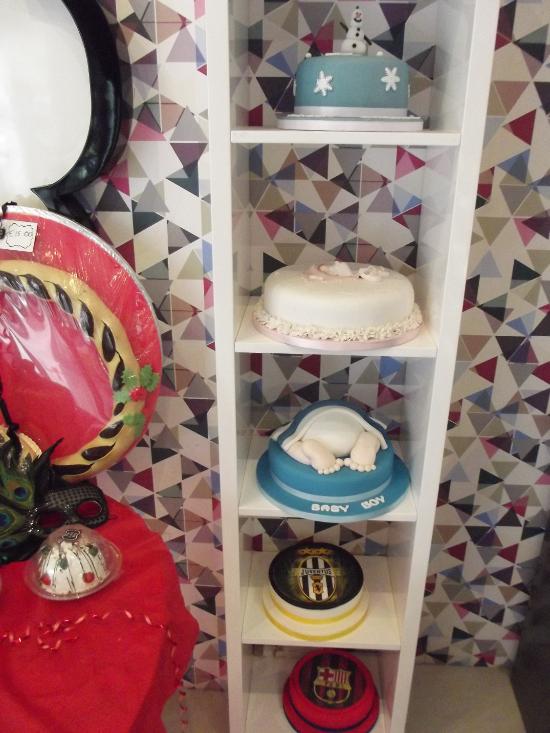 erros comuns ao decorar bolo tema estante