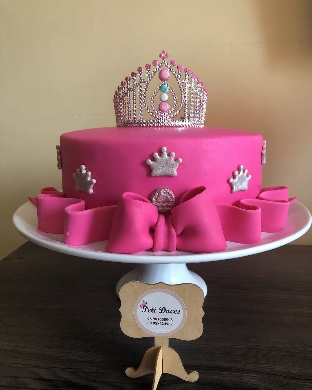Decoração de Bolo de Princesa: Técnicas Essenciais com Chantilly e Pasta Americana
