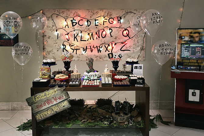 Inspirações de Decoração de Festa Stranger Things Além do Bolo