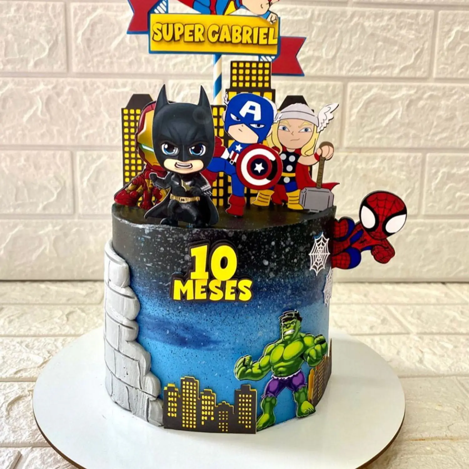 bolo decorado super herois 2 andares