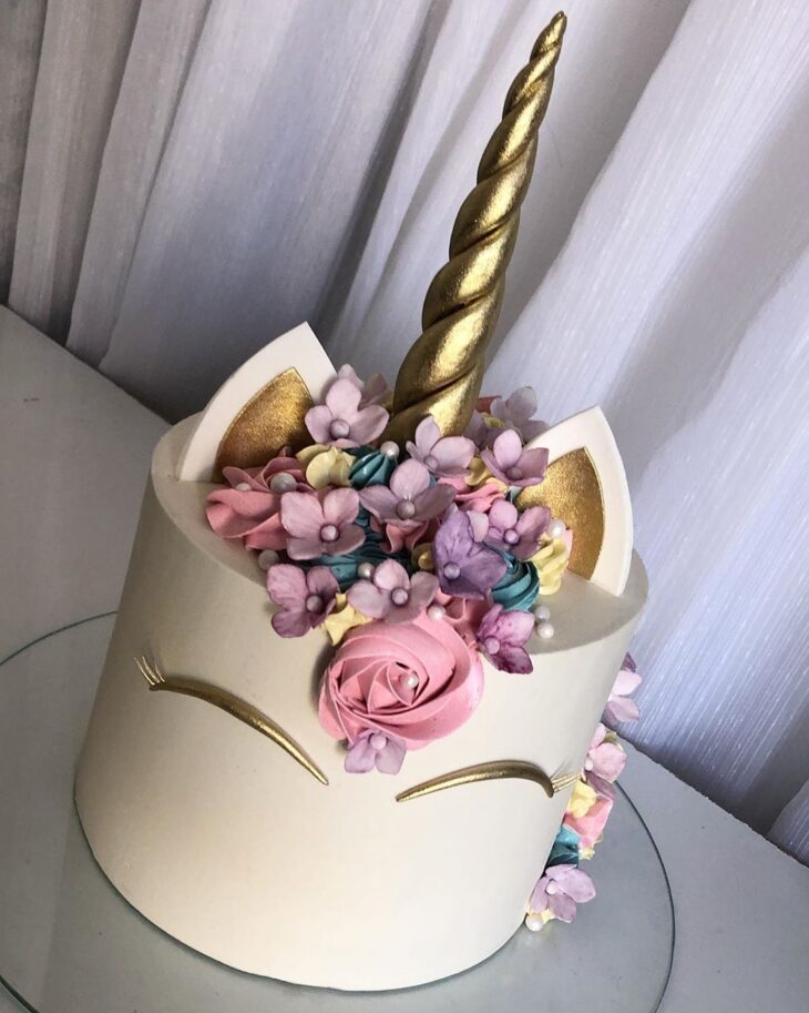 5 Ideias de Títulos para Artigos sobre Bolo de Unicórnio:
1. Bolo de Unicórnio: Guia Completo de Decoração e Inspiração
2. Como Fazer um Bolo de Unicórnio Encantador em Casa
3. Os Segredos do Chantilly e Chantininho para Bolos de Unicórnio Perfeitos
4. Bolo de Unicórnio: Elementos Essenciais para um Visual Mágico
5. Festa de Unicórnio: Dicas de Decoração e Receitas de Bolo