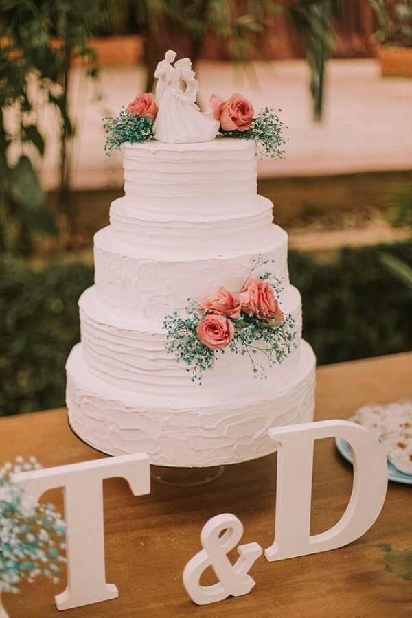 Bolo Fake em EVA vs. Biscuit: Qual o Melhor para Sua Festa?