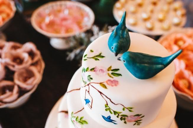 5 ideias de títulos:
1. Guia Completo: Como Pintar Bolos com Técnicas Artísticas
2. Receita de Cobertura de Porcelana Perfeita para Pintura em Bolos
3. Materiais Essenciais para Criar Bolos Pintados à Mão
4. Dicas de Ouro para uma Pintura de Sucesso em Bolos
5. Tendências em Confeitaria: A Arte de Pintar Bolos