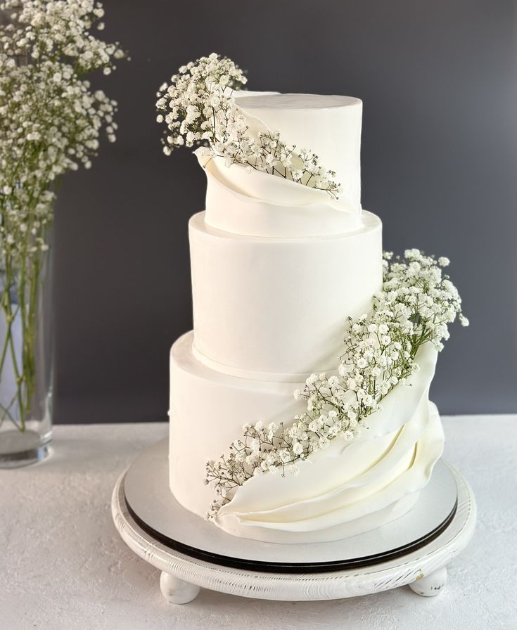 5 Ideias de Bolos de Casamento Minimalistas para 2026
Como Escolher o Sabor Perfeito para o Bolo de Casamento
Guia Completo de Preços de Bolos de Casamento
Tendências de Cores e Formatos para Bolos de Casamento
Decoração de Bolo de Casamento: Flores Naturais vs. Texturas Orgânicas