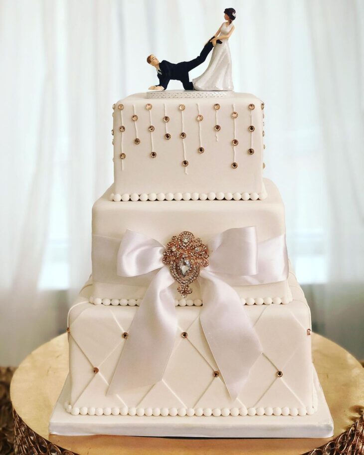 5 Ideias de Bolos de Casamento Minimalistas para 2026
Como Escolher o Sabor Perfeito para o Bolo de Casamento
Guia Completo de Preços de Bolos de Casamento
Tendências de Cores e Formatos para Bolos de Casamento
Decoração de Bolo de Casamento: Flores Naturais vs. Texturas Orgânicas