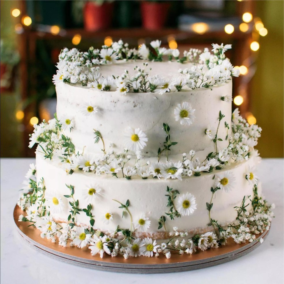 5 Ideias de Bolos de Casamento Minimalistas para 2026
Como Escolher o Sabor Perfeito para o Bolo de Casamento
Guia Completo de Preços de Bolos de Casamento
Tendências de Cores e Formatos para Bolos de Casamento
Decoração de Bolo de Casamento: Flores Naturais vs. Texturas Orgânicas