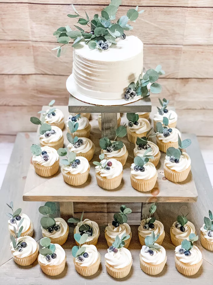 inspirações de bolo de noivado com flores naturais