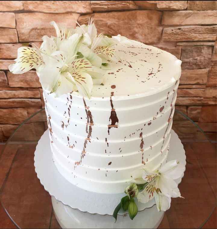 inspirações de bolo de noivado com flores naturais