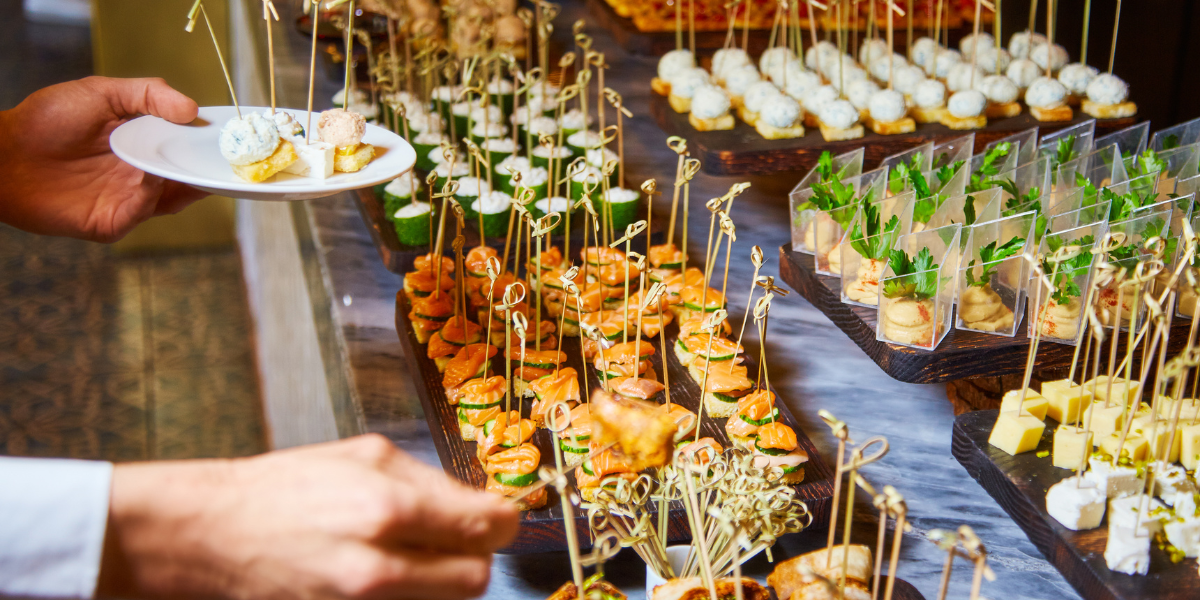 Franco-Americano vs. À Americana: Qual o Melhor Serviço de Buffet para Seu Evento?