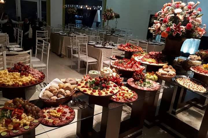 Franco-Americano vs. À Americana: Qual o Melhor Serviço de Buffet para Seu Evento?