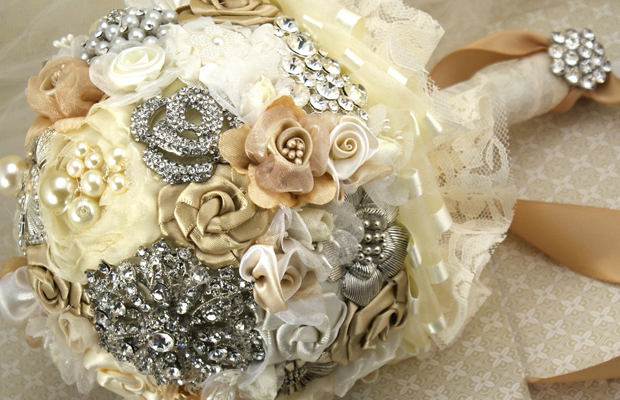 buquê de broches vintage