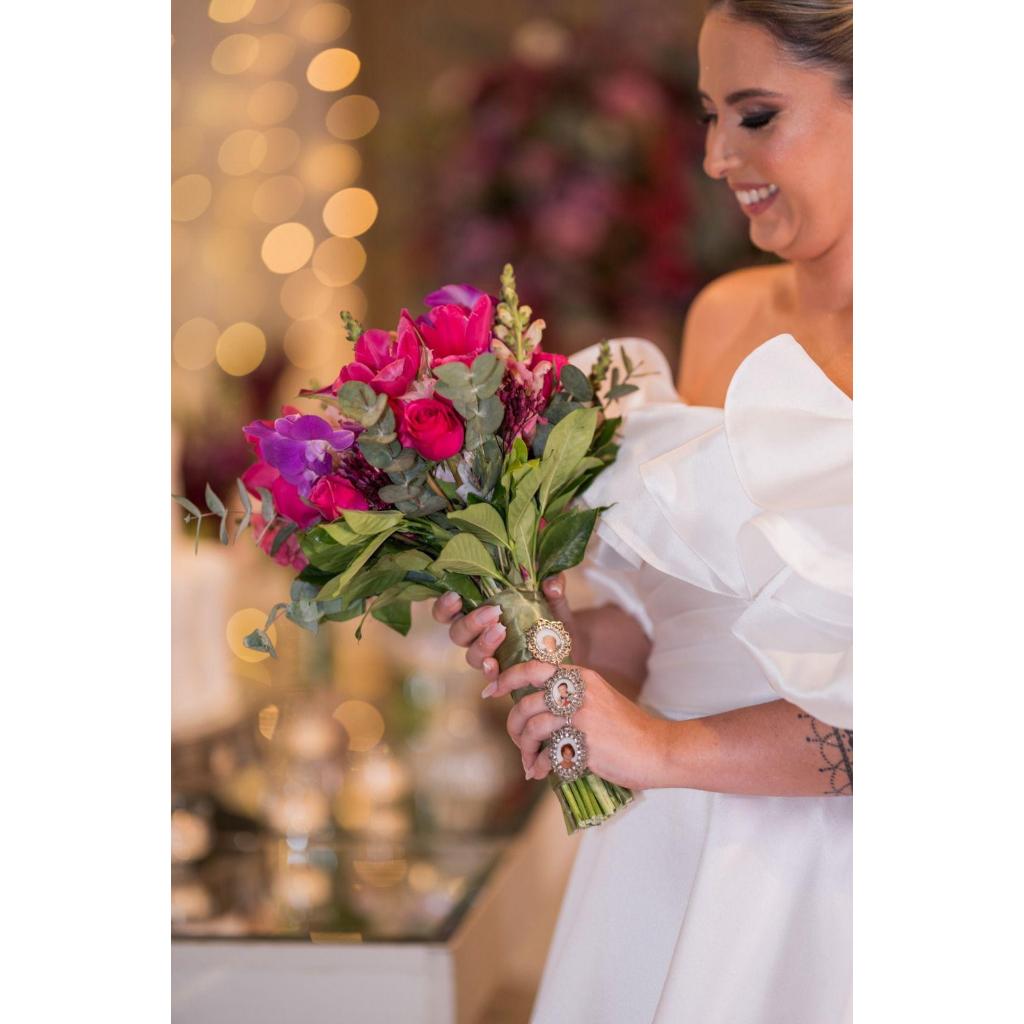 buquê de broches com pérolas