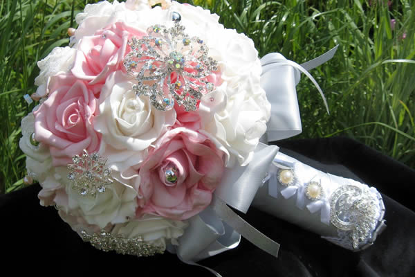 buquê de broches com flores de tecido