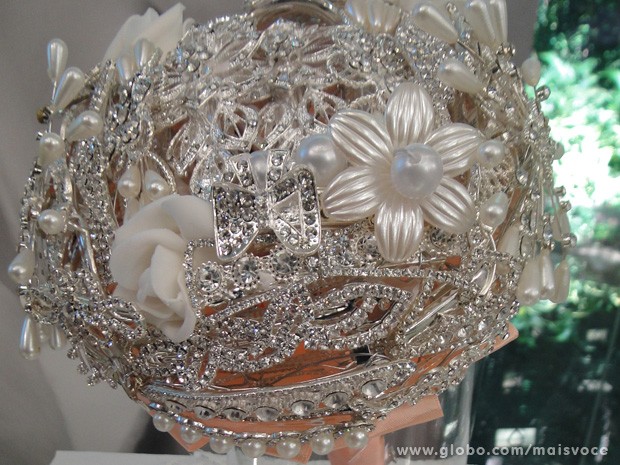 buquê de broches com pérolas