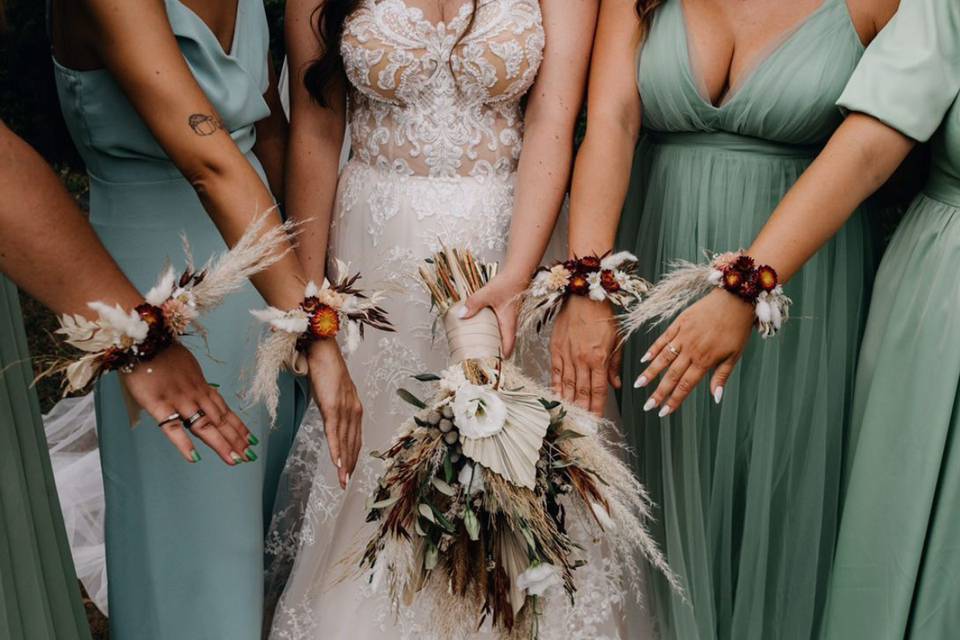 5 ideias de títulos:
1. Mini Buquês para Madrinhas: Tendências e Inspirações
2. Como Escolher o Buquê Perfeito para suas Madrinhas
3. Flores Econômicas e Elegantes para o Buquê das Madrinhas
4. Hoop Bouquet vs. Corsage: Qual a Melhor Opção para suas Madrinhas?
5. Dicas de Combinação de Cores para Buquês de Madrinhas