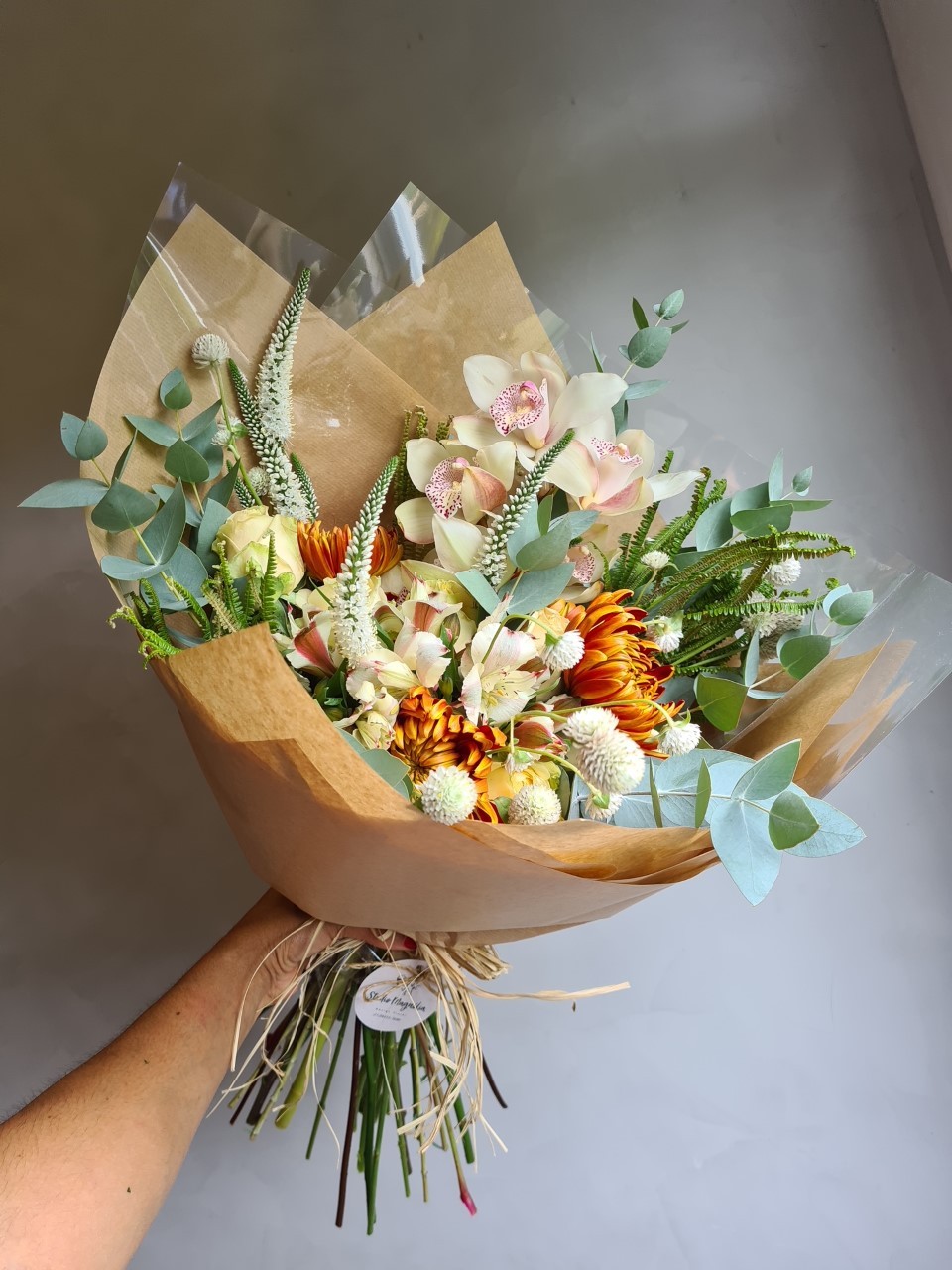 5 ideias de títulos:
1. Mini Buquês para Madrinhas: Tendências e Inspirações
2. Como Escolher o Buquê Perfeito para suas Madrinhas
3. Flores Econômicas e Elegantes para o Buquê das Madrinhas
4. Hoop Bouquet vs. Corsage: Qual a Melhor Opção para suas Madrinhas?
5. Dicas de Combinação de Cores para Buquês de Madrinhas