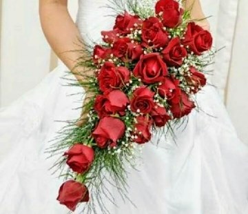 Como Segurar o Buquê de Noiva Cascata para um Efeito Deslumbrante