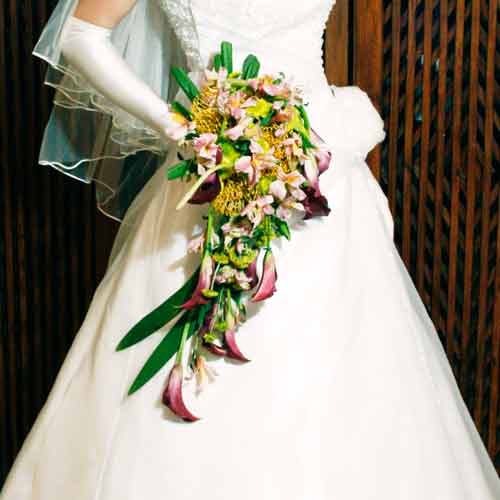 Buquê de Noiva Cascata Artificial vs. Natural: Qual Escolher?