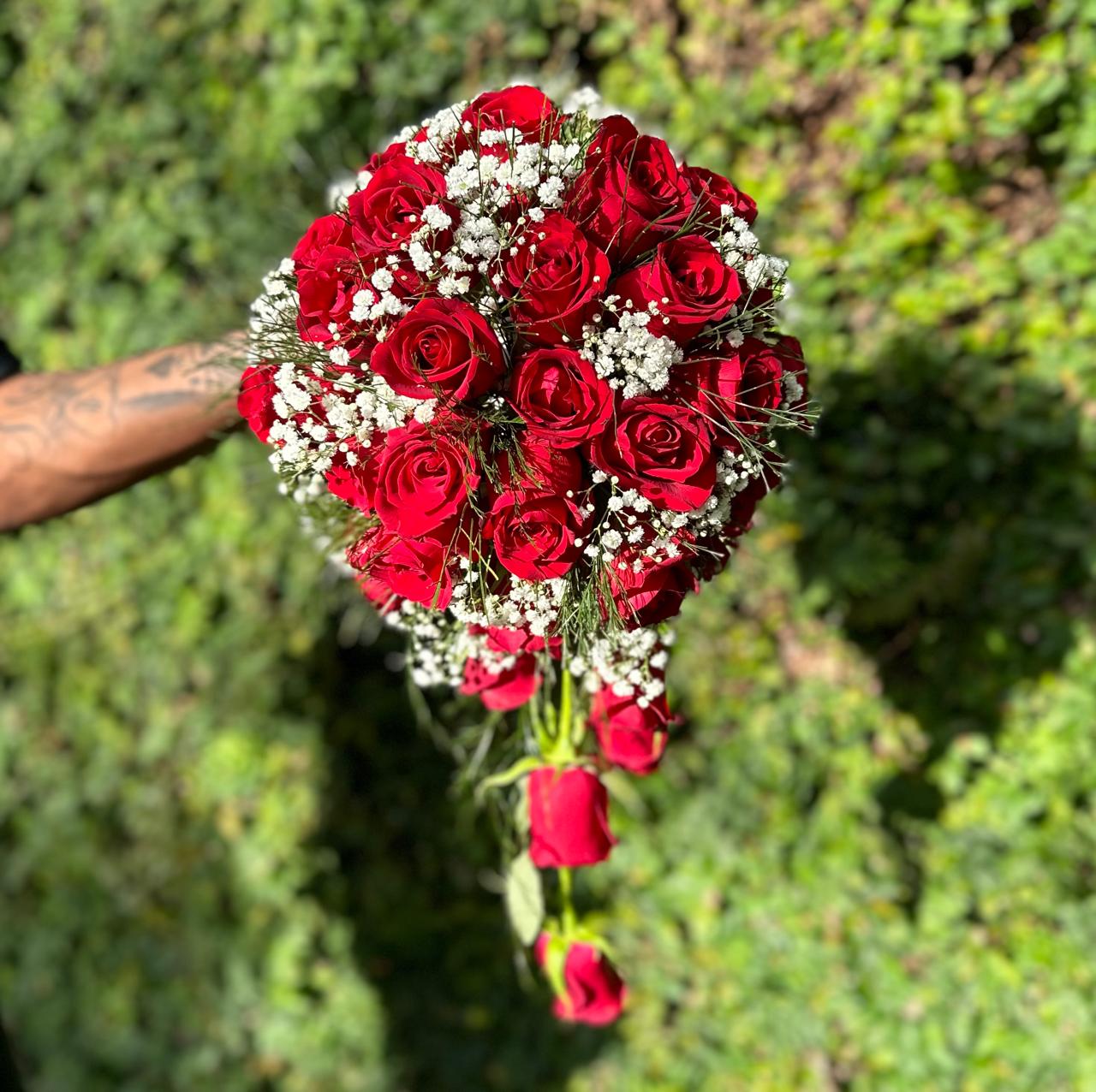 Guia Completo de Flores e Folhagens para o Buquê Cascata Perfeito