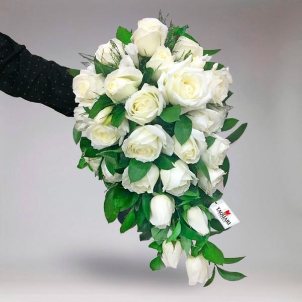 Buquê de Noiva Cascata Artificial vs. Natural: Qual Escolher?