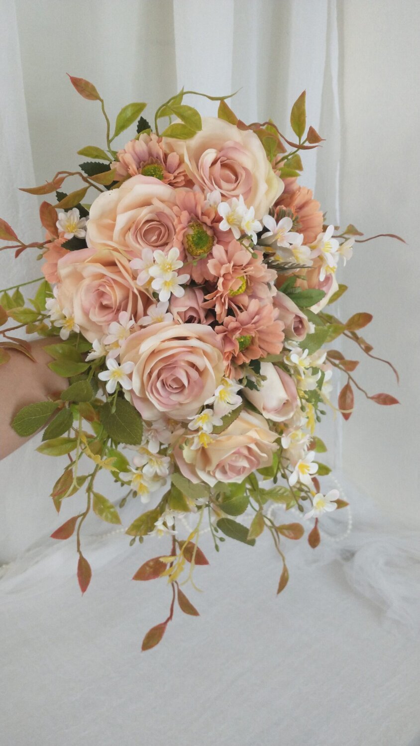 Tendências de Buquê de Noiva Cascata para 2026: Leveza e Fluidez