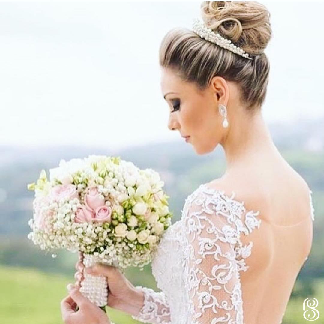 Penteados para noivas de cabelo curto: 10 ideias com acessórios que fazem a diferença