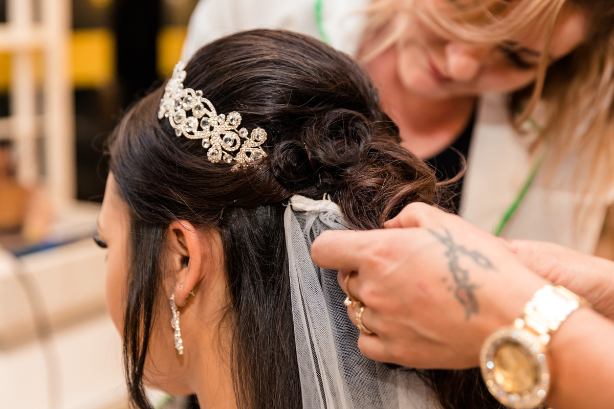 Guia completo: Como escolher o véu e a tiara perfeitos para seu penteado de noiva