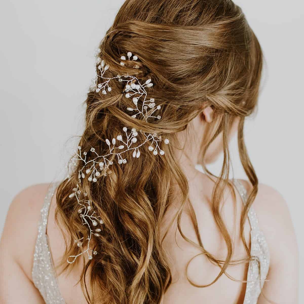 Coque baixo clássico ou cabelo solto: Qual o melhor para seu casamento?