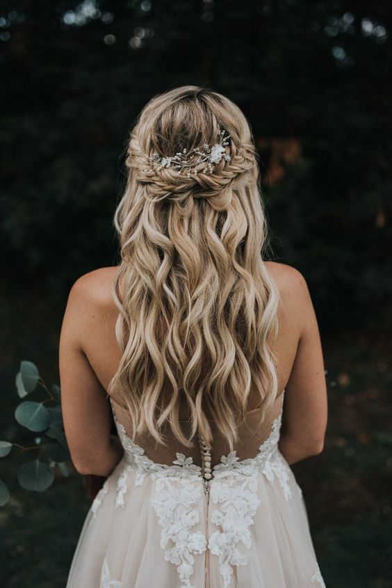 Coque baixo clássico ou cabelo solto: Qual o melhor para seu casamento?