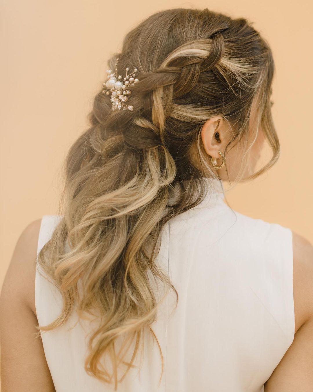5 ideias de títulos:
1. Penteado Semi-Preso: O Guia Completo para Noivas
2. Estilos de Penteado Semi-Preso para Casamentos Inesquecíveis
3. Acessórios que Transformam seu Penteado Semi-Preso
4. Penteado Semi-Preso: Versatilidade e Elegância para o Grande Dia
5. Como Escolher o Penteado Semi-Preso Perfeito para o seu Estilo