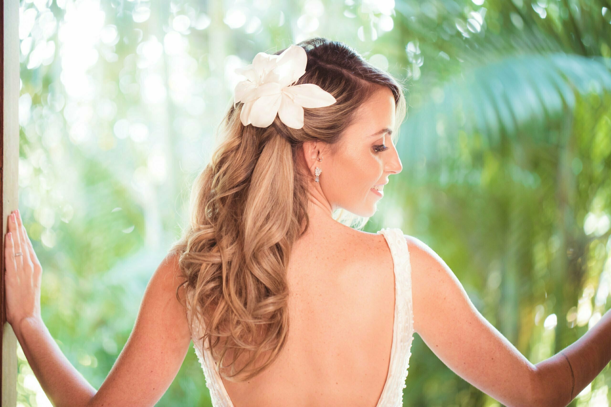 Estilo boho chic para noivas: cabelo solto com acessórios orgânicos