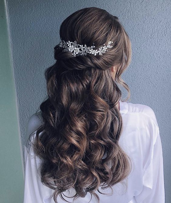 Estilo boho chic para noivas: cabelo solto com acessórios orgânicos