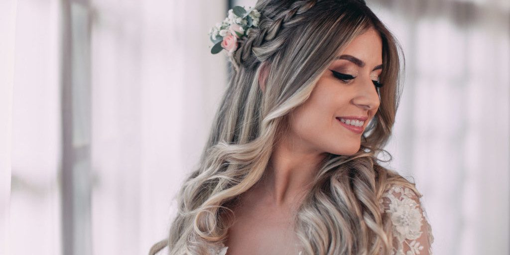 Cabelo solto para noivas: dicas para garantir a durabilidade no grande dia