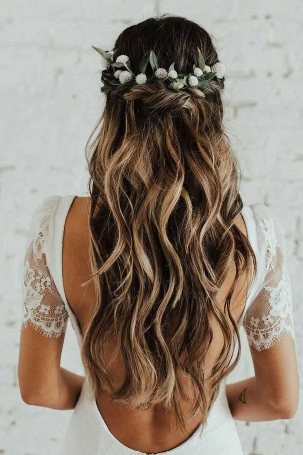 Estilo boho chic para noivas: cabelo solto com acessórios orgânicos