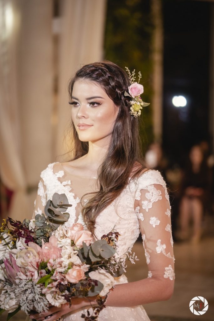 Penteado semi-preso para noivas: elegância e praticidade